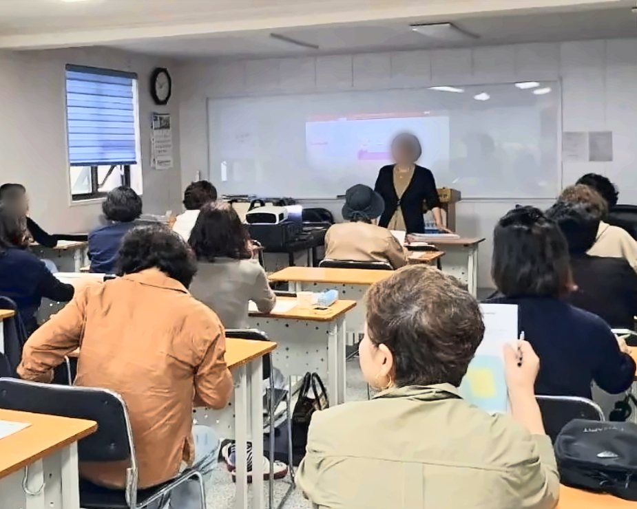 우리요양보호사교육원 강의실에서 이론 수업을 듣고 있는 수강생들